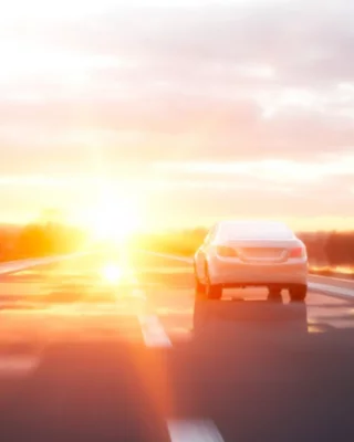 高速公(gōng)路上的白色豪华轿車(chē)